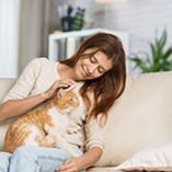 femme caresse chat